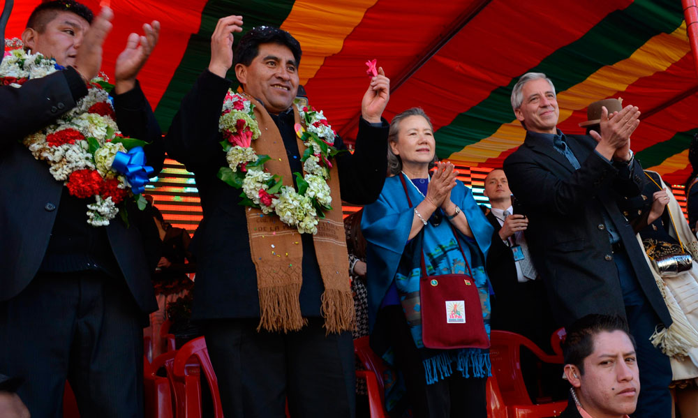 Yoo Soon-taek, durante la celebración del Gran Poder acompañada del vicepresidente Álvaro García Linera y el Gobernador de La Paz, César Cocarico. GADLP. Foto: EFE