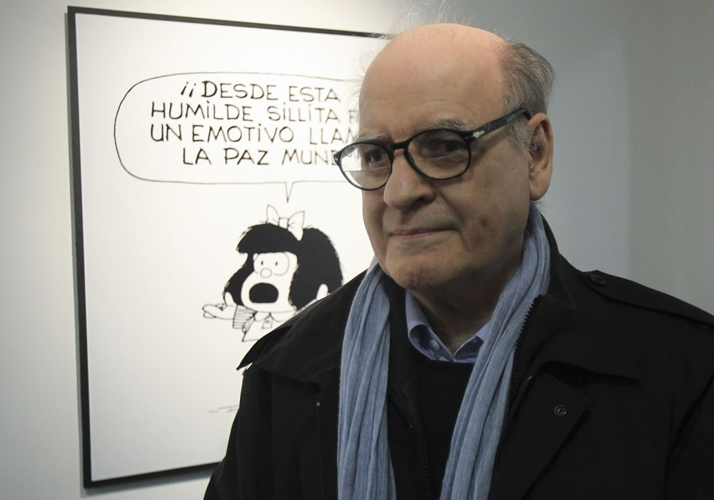 El dibujante Joaquin Salvador Lavado "Quino", durante la exposición sobre el conjunto de su obra en el Museo del Humor de Buenos Aires. Respondona como siempre, la pequeña Mafalda. Foto: EFE