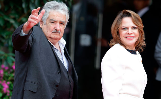 El presidente de Uruguay, José Mujica (i), saluda junto a la vicepresidenta de Costa Rica, Ana Chacón (d) al ingresar a la cumbre del G77. Foto: EFE