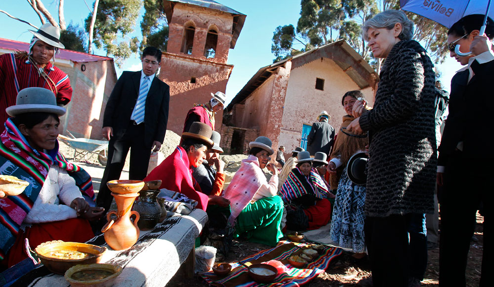 La directora de la Unesco, Irina Bokova (2-d), dialoga con mujeres aimaras en su visita a la comunidad Callamarca (La Paz, Bolivia). Foto: EFE