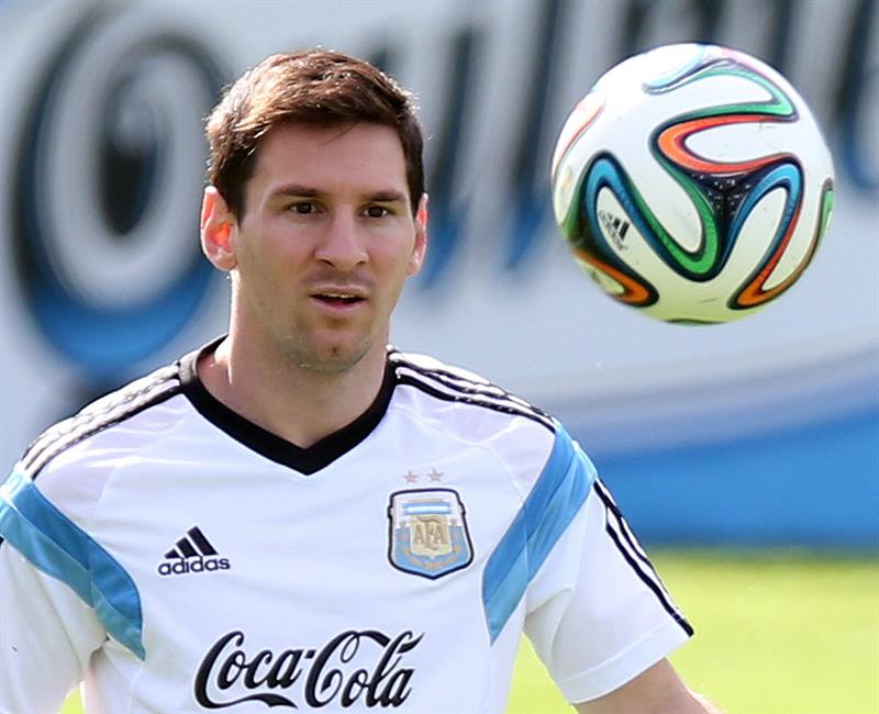 Lionel Messi de la selección argentina de fútbol participa en el entrenamiento. Foto: EFE