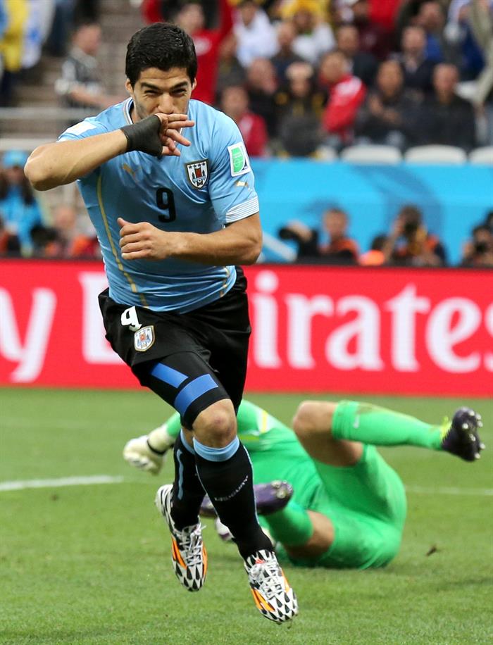 El delantero uruguayo Luis Suárez celebra el gol marcado a la selección inglesa. Foto: EFE