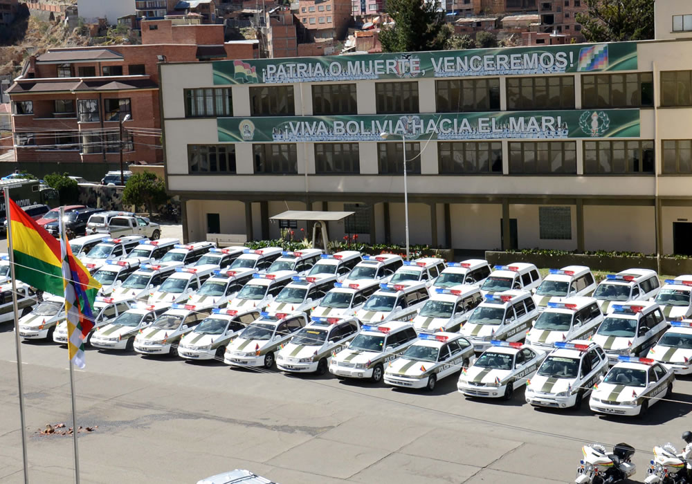 El presidente Evo Morales entregó este domingo 80 vehículos patrulleros, 12 grúas y armas a la Policía Boliviana. Foto: ABI