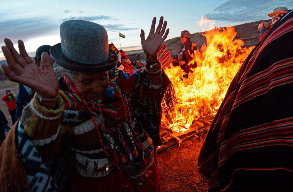 Miles de personas llegaron a Tiwanaku para celebrar el "Willka Kuti", la llegada del año andino amazónico 5522. Foto: EFE