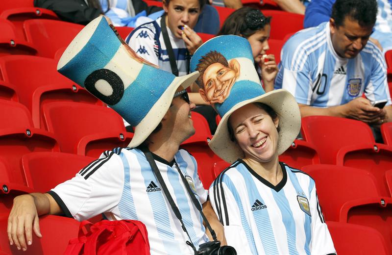Hinchas de Argentina en el encuentro Nigeria-Argentina, por el Grupo F del Mundial Brasil 2014. Foto: EFE