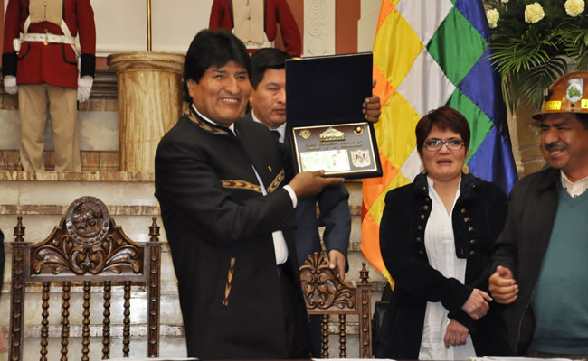 Presidente Morales promulga Ley de Financiamiento para el Sistema Asociativo Municipal. Foto: ABI