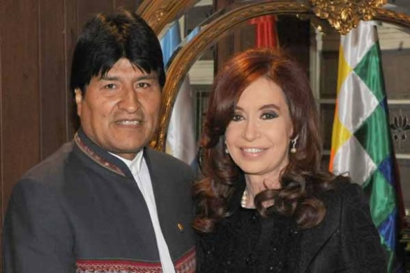 Cristina Fernández saludando a su par de Bolivia, Evo Morales. Foto: EFE