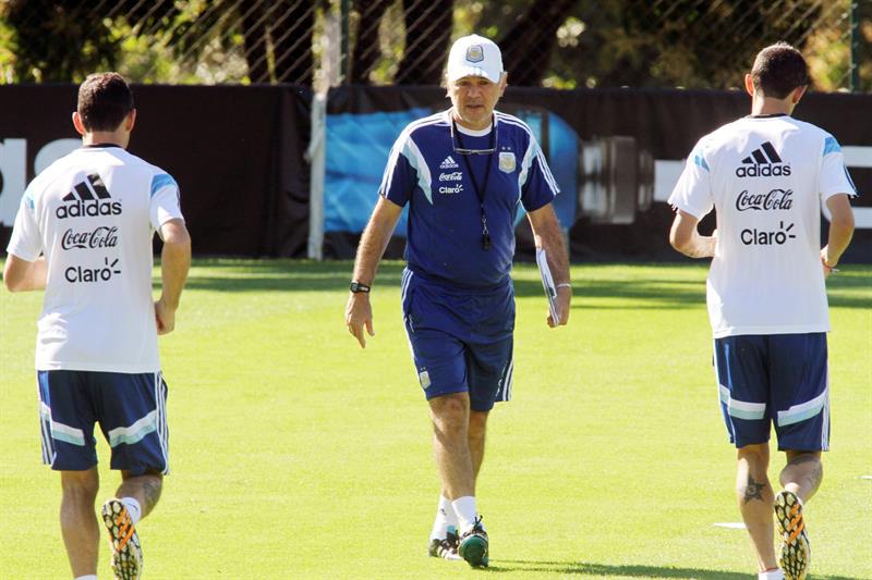 El técnico de la selección Argentina, Alejandro Sabella (c), observa a sus jugadores. Foto: EFE