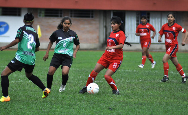 Torneo Nacional de Fútbol Femenino en la localidad de Shinaota, Cochabamba. Foto: ABI