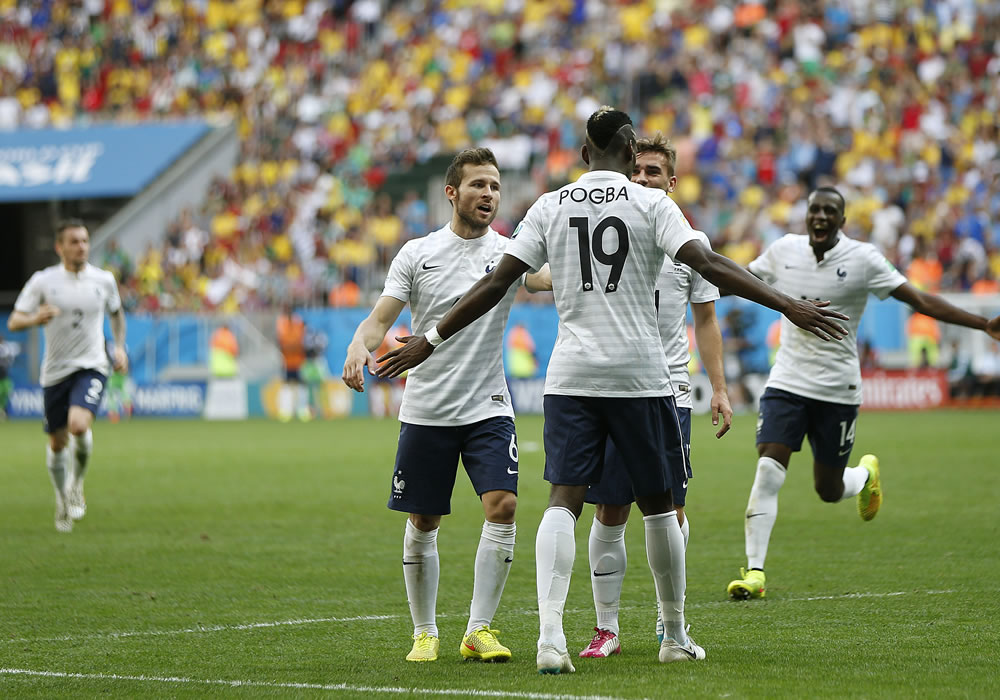 El centrocampista francés Paul Pogba celebra con sus compañeros, el gol que ha marcado ante Nigeria. Foto: EFE