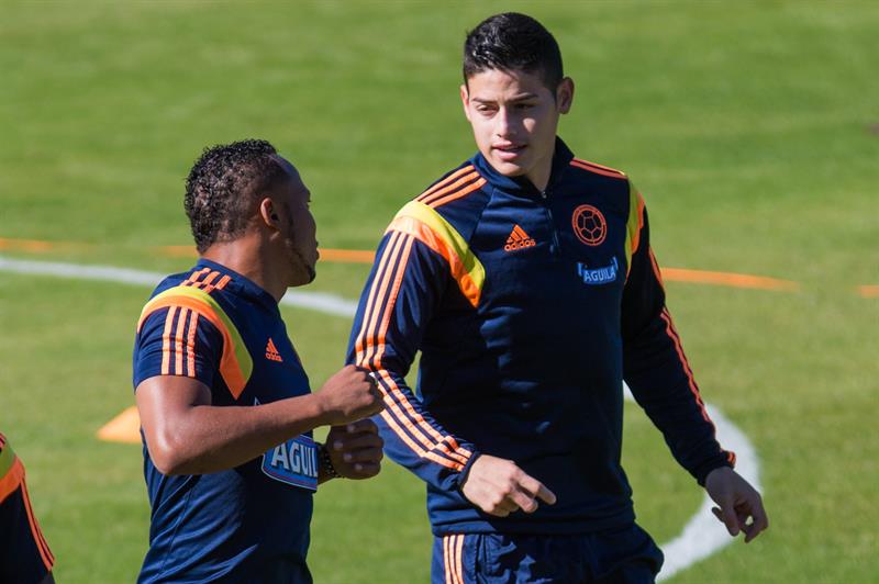 James Rodríguez (d) y Camilo Zúñiga (i) de la selección Colombia participan en un entrenamiento de su equipo. Foto: EFE