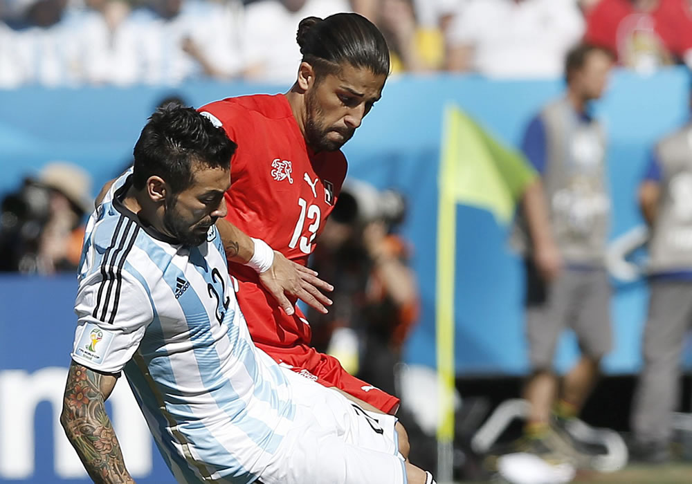 Ezequiel Lavezzi of Argentina (L) and Ricardo Rodriguez of Switzerland in action the FIFA World Cup 2014. Foto: EFE