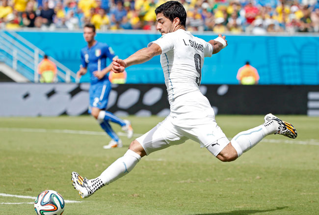 Luis Suárez fue sancionado por la FIFA con 9 partidos internacionales de inhabilitación y 4 meses alejado de las canchas, tras incidente en el partido Uruguay - Italia. Foto: EFE