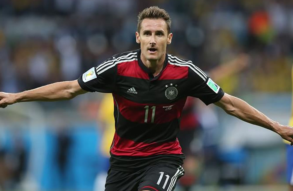 El delantero alemán Miroslav Klose celebra el gol marcado ante Brasil. Foto: EFE