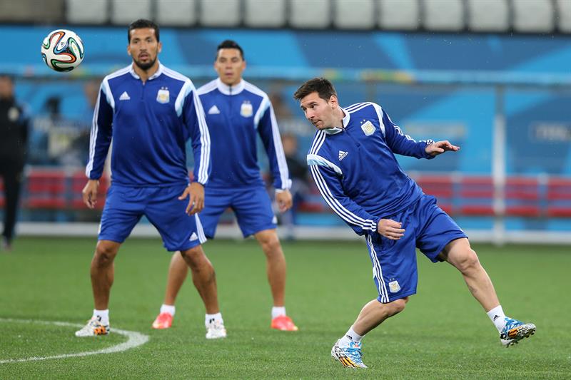 El delantero de la selección de Argentina Lionel Messi (d) entrena antes de su partido de las semifinales de la Copa del Mundo Brasil 2014, ante Holanda. Foto: EFE