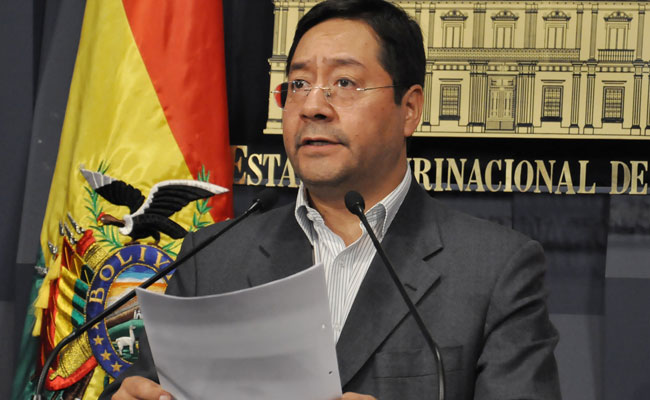 El ministro de Economia y Finanzas, Luis Arce, anuncia la fijación de intereses en el sistema bancario. Foto: ABI