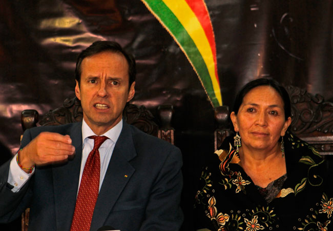 Tomasa Yarhui Jacome (d) es presentada como candidata a la vicepresidencia del Partido Demócrata Cristiano (PDC), acompañando al ex mandatario Jorge Quiroga (i). Foto: EFE