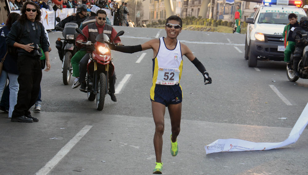 El atleta Daniel Toroya cruza la meta de la competencia 10K que se realizó en la ciudad de La Paz. Foto: ABI