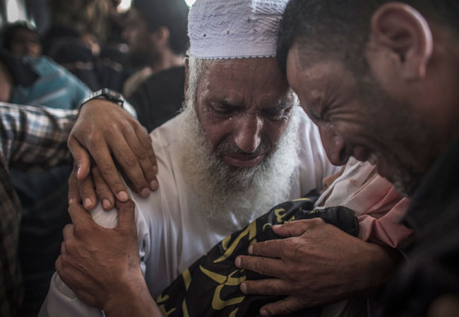 Familiares lloran la muerte de la niña palestina Sara Sheik el Eed que perdió la vida durante un ataque aéreo nocturno a Gaza de las Fuerzas de Defensa de Israel. Foto: EFE
