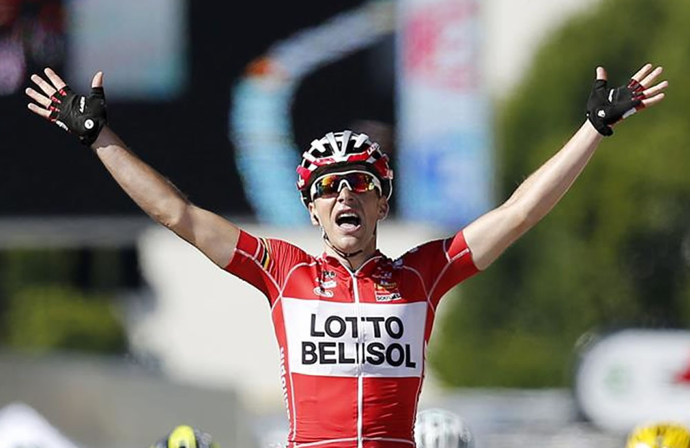 El ciclista francés del equipo Lotto Belisol, Tony Gallopin, celebra su victoria al cruzar la meta de la 11º etapa. Foto: EFE