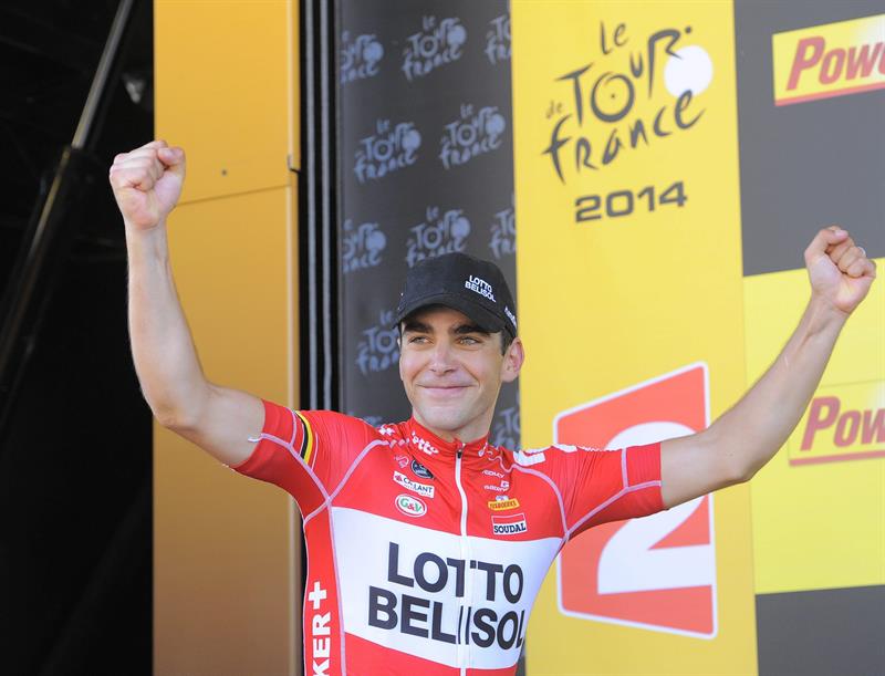 El ciclista francés del equipo Lotto Belisol, Tony Gallopin, celebra su victoria, tras cruzar la meta de la 11º etapa. Foto: EFE