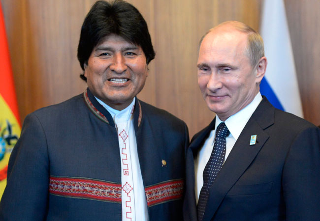 El presidente ruso, Vladímir Putin (dcha), conversa con su homólogo boliviano, Evo Morales (izq), durante el foro de los BRICS, que se realiza en Brasilia (Brasil). Foto: EFE