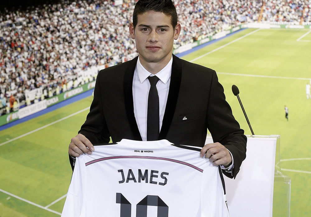 El colombiano James posa con su nueva camiseta del Real Madrid, durante su presentación en el palco de honor del estadio Santaigo Bernabéu. Foto: EFE