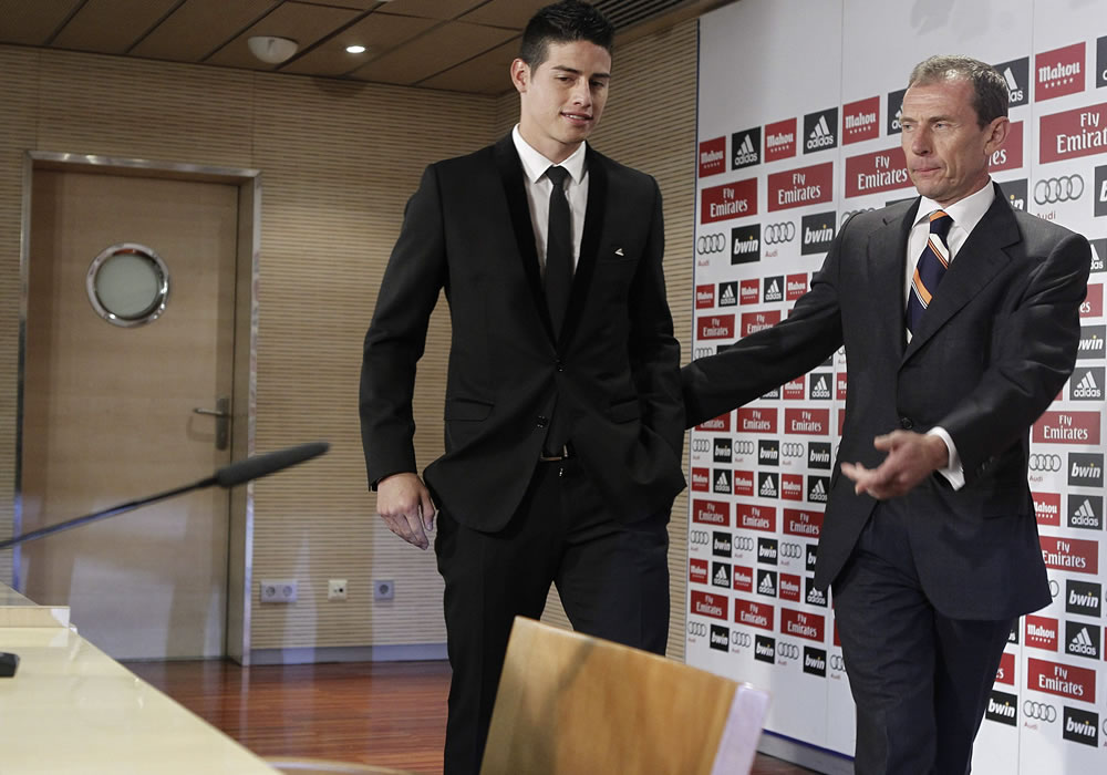 El colombiano James Rodríguez (i), junto a Emilio Butragueño (d), exfutbolista y actual director de Relaciones Institucionales del Real Madrid, a su llegada a la rueda de prensa. Foto: EFE