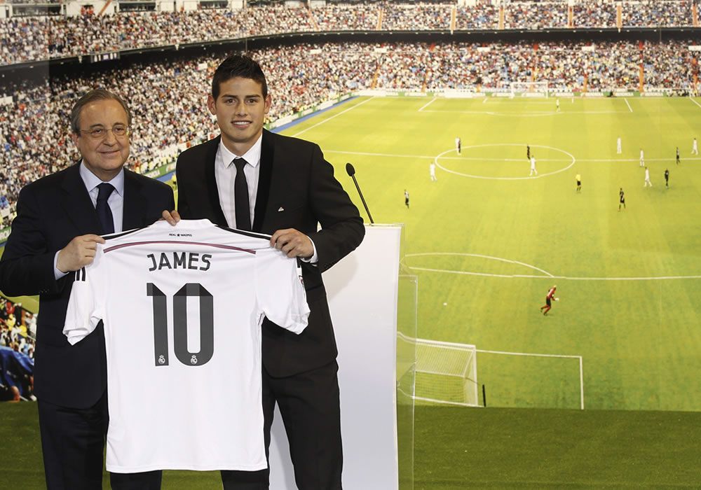 El presidente del Real Madrid, Florentino Pérez (i), posa con James durante la presentación del jugador colombiano en el estadio Santaigo Bernabéu, en Madrid. Foto: EFE