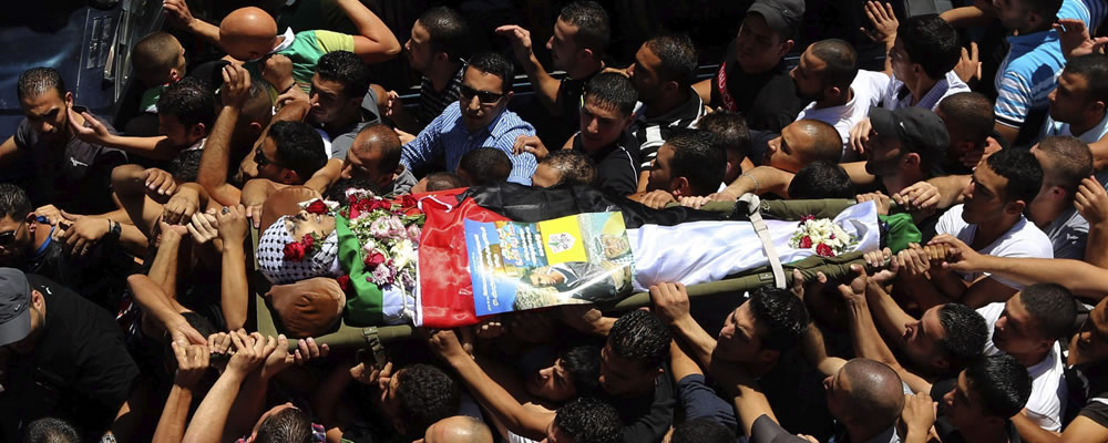 Un grupo de palestinos porta el cadáver del joven Mohamed Al -Araj, de 17 años. Foto: EFE