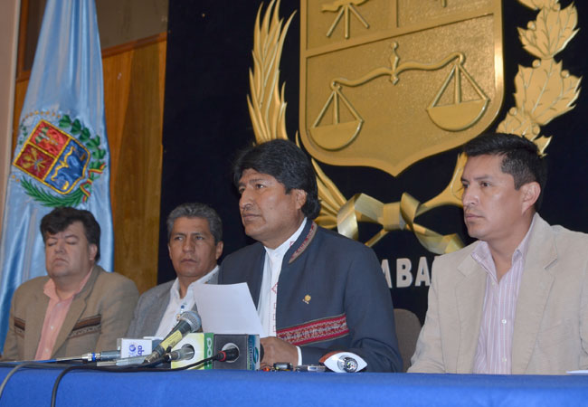 El presidente Evo Morales, junto a autoridades del departamento de Cochabamba y la alcaldía de Cercado, en el lanzamiento del concurso para el nuevo estadio de cara a los juegos Odesur 2018. Foto: ABI