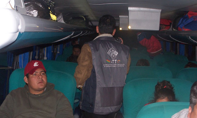 Un funcionario de la ATT realiza una inspección en un bus de transporte interdepartamental. Foto: ABI