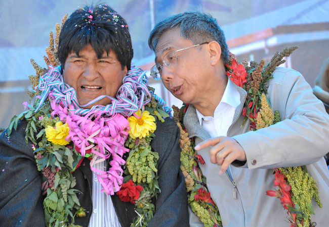 El Presidente Evo Morales junto al embajador de China, Li Dong, en un encuentro previo. Foto: ABI