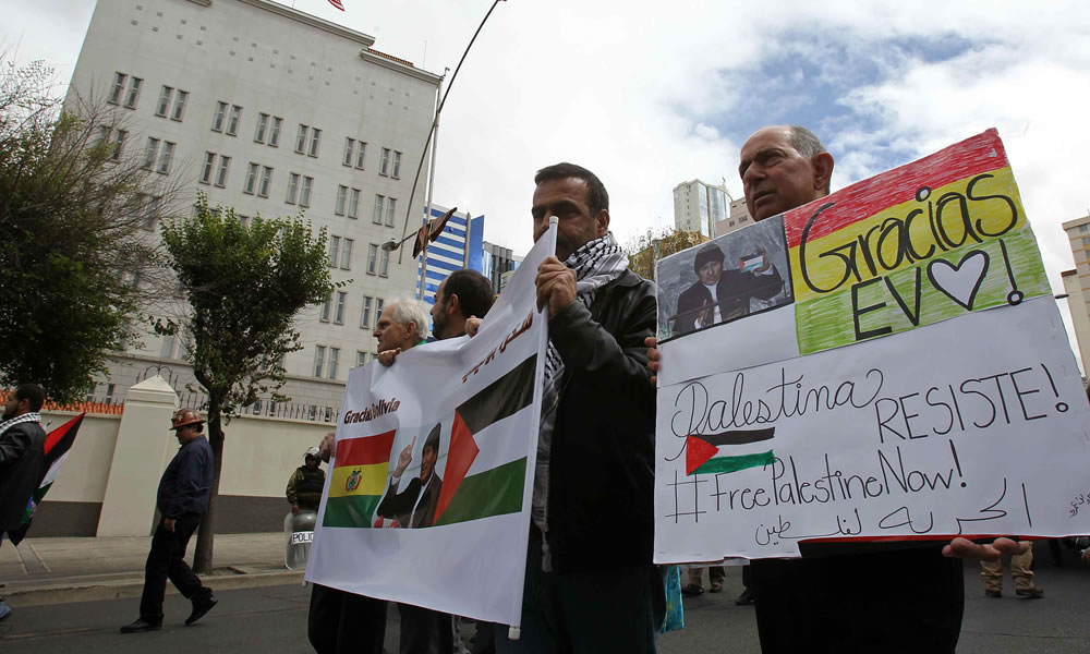 La comunidad de residentes palestinos en La Paz, apoyada por sindicatos leales al Gobierno boliviano. Foto: EFE
