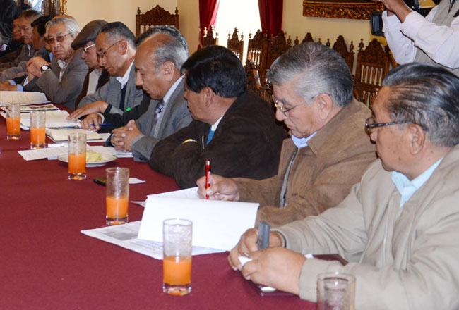 Representantes de los jubilados en un diálogo con el gobierno realizado en mayo pasado. Foto: ABI