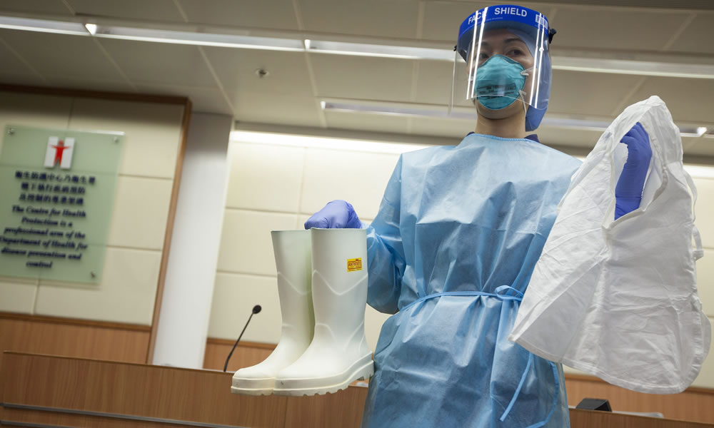 Enfermera del Departamento de Salud de Hong Kong utiliza un equipo de protección recomendado contra el virus del ébola. Foto: EFE