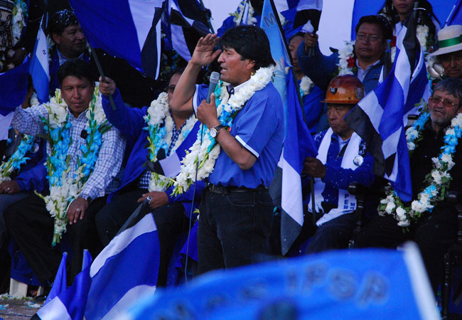 Evo Morales en la campaña por las elecciones de octubre junto a partidarios del Movimiento al Socialismo. Foto: ABI
