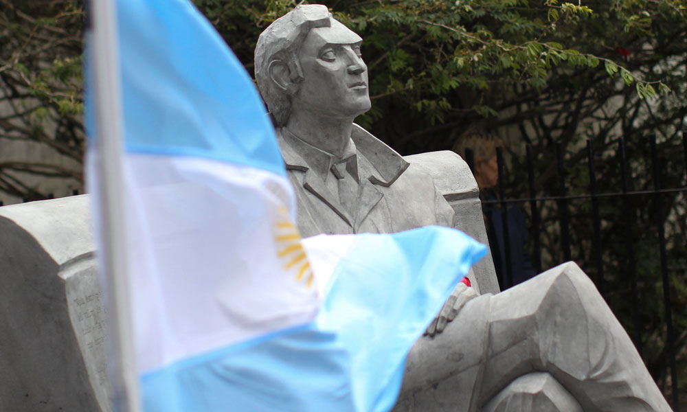 Estatua del escritor argentino Julio Cortázar en los jardines de la Biblioteca Nacional en Buenos Aires. Foto: EFE