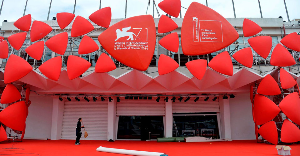 Un empleado ultima los detalles antes de la inauguración de la 71 edición del festival internacional de cine de Venecia en Venecia (Italia). Foto: EFE