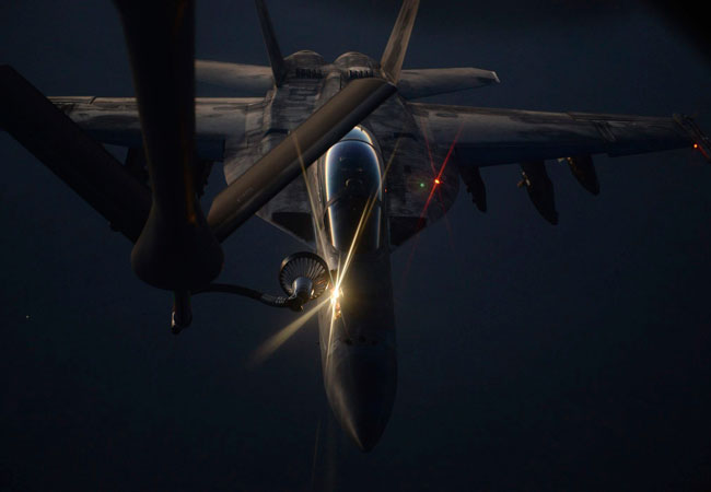 Un caza reabasteciendose en vuelo de un Air Force KC-135 sobre el norte de Irak el pasado 21 de agosto. Fotografía facilitada por el Departamento de Defensa de Estados Unidos. Foto: EFE