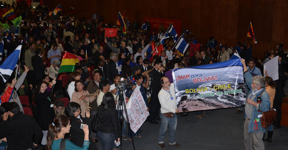 Participantes del Foro de Sao Paulo muestran un anuncio que pide mar para Bolivia. Foto: ABI