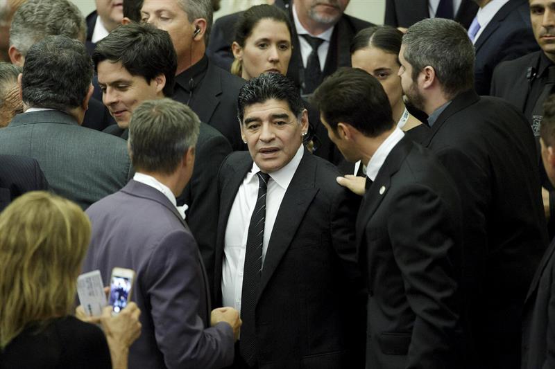 El exfutbolista argentino Diego Armando Maradona (c) asiste a un encuentro con el papa. Foto: EFE