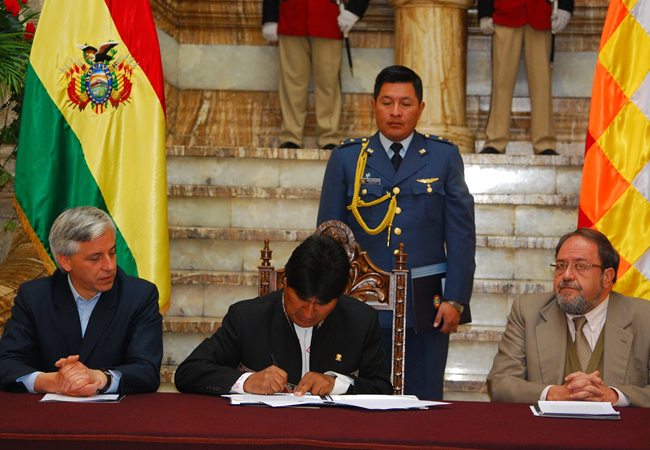 Morales firma decreto para dar 100 becas de post grado y avanzar hacia la liberación científica. Foto: ABI