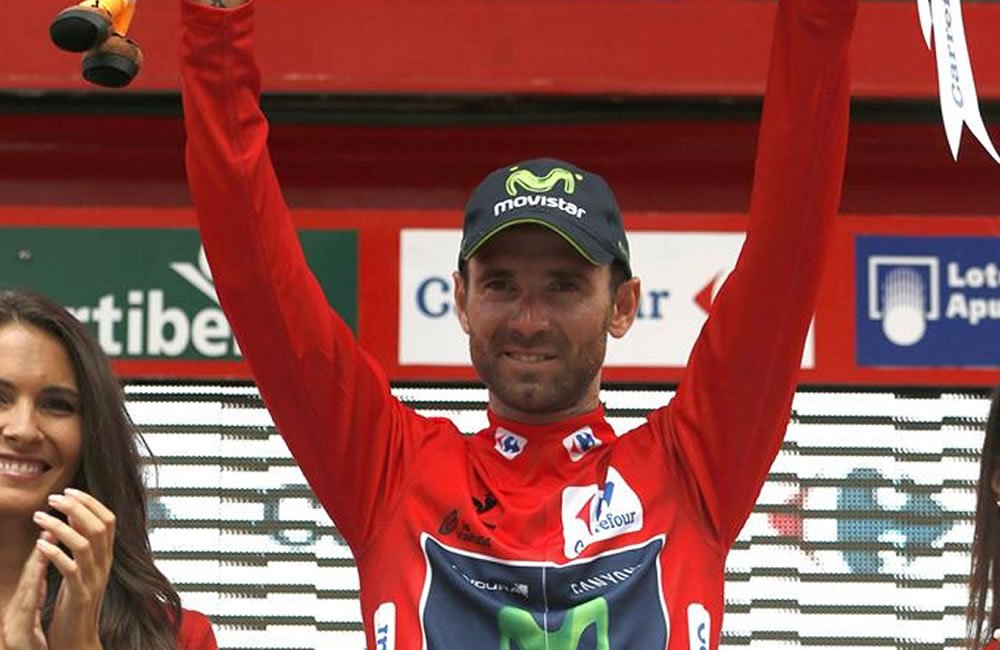 El ciclista murciano del equipo Movistar, Alejandro Valverde, posa en el podio con el maillot de líder de la general. Foto: EFE