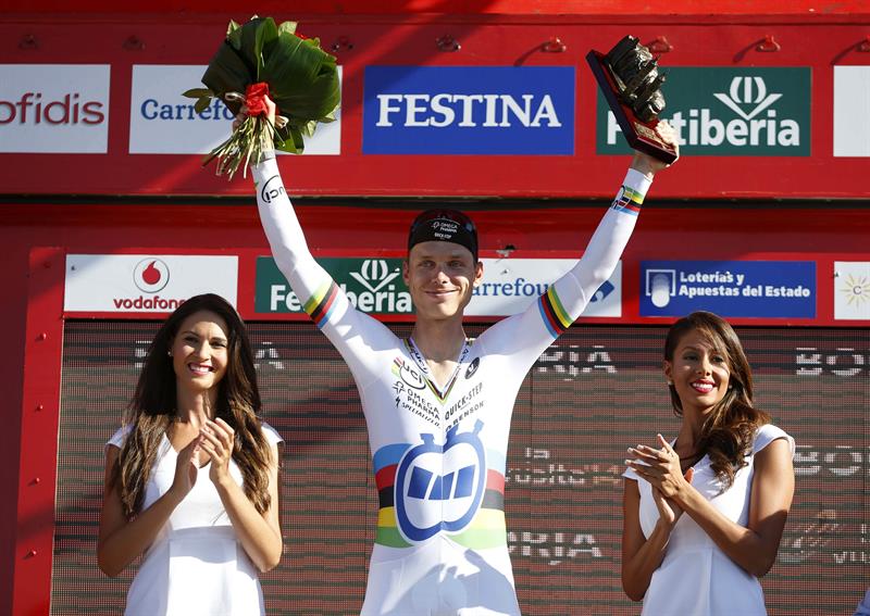 El ciclista alemán del equipo Omega Pharma-Quick Step Tony Martin, en el podio tras proclamarse vencedor de la etapa. Foto: EFE
