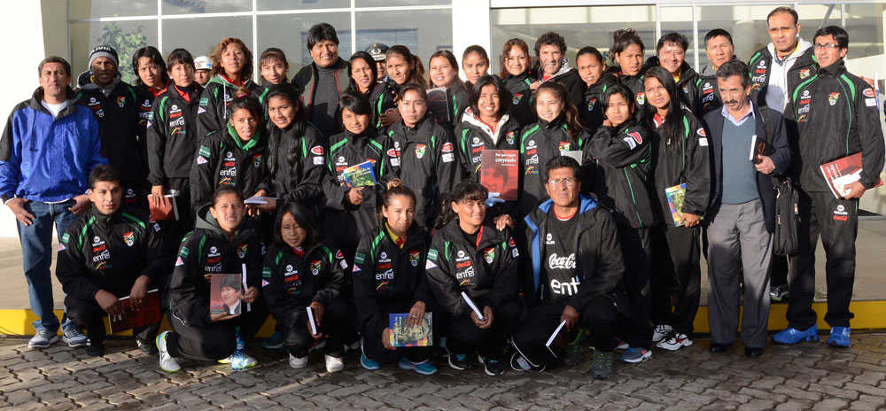 Las jugadoras de la selección boliviana de futbol que representarán al país en la Copa América Femenina junto al presidente Evo Morales, autoridades deportivas y cuerpo técnico. Foto: ABI