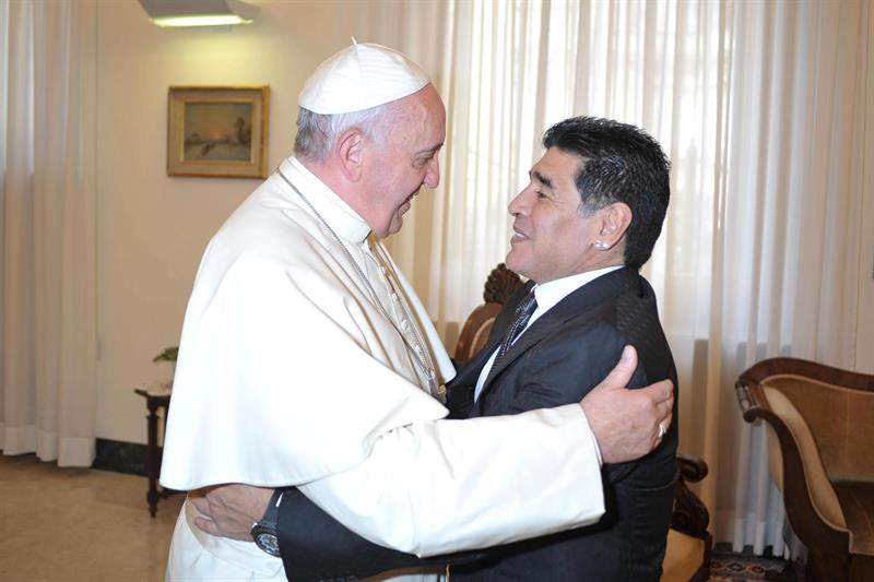 Imagen cedida por el diario oficial del Vaticano, L'Osservatore Romano, del papa Francisco durante su reunión con el exjugador de fútbol argentino Diego Armando Maradona. Foto: EFE