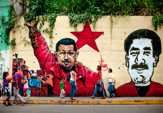 Pared decorada con un dibujo del fallecido líder venezolano Hugo Chavez (i) y el actual presidente de Venezuela Nicolás Maduro (d) en la ciudad de Caracas (Venezuela). Foto: EFE