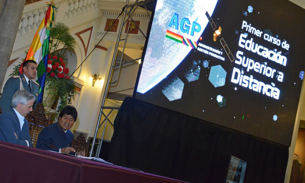 Evo Morales y el ministro de Educación, Roberto Aguilar, presentan el programa de profesionalización a distancia. Foto: ABI
