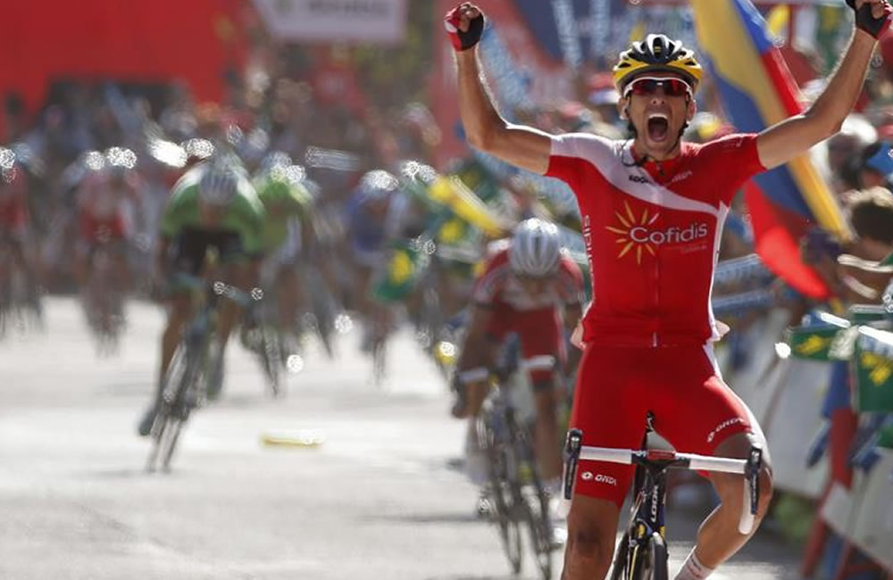 El ciclista español del equipo Cofidis Daniel Navarro, celebra su victoria en la decimotercera etapa. Foto: EFE
